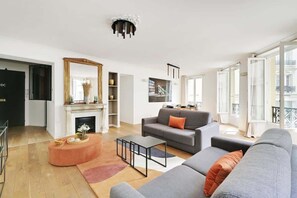 TV, offices - Renovated and modern 4BD for 12 guests! (Paris)
