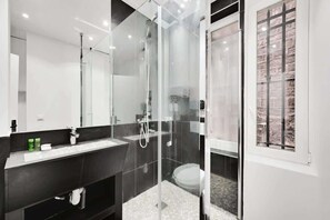 Shower, hair dryer, towels - Renovated and modern 4BD for 12 guests! (Paris)