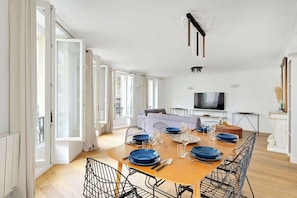 Dining - Renovated and modern 4BD for 12 guests! (Paris)