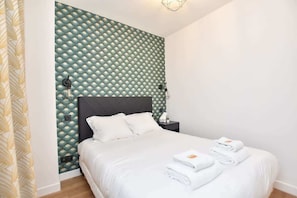 2 bedrooms, desk, iron/ironing board, WiFi