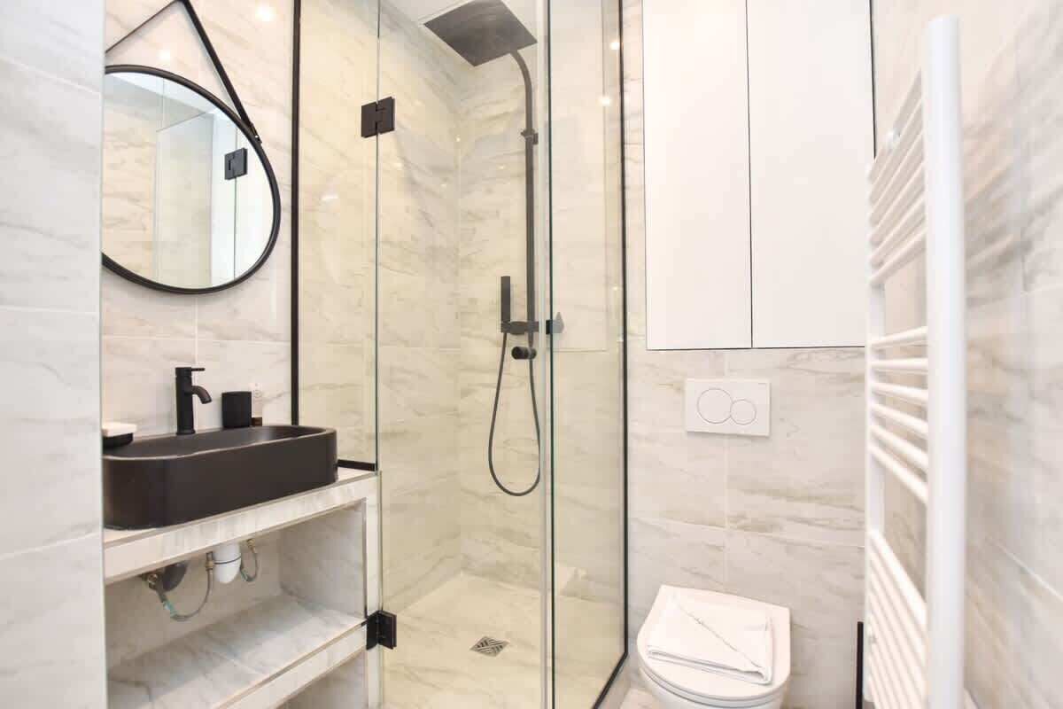 Shower, hair dryer, towels