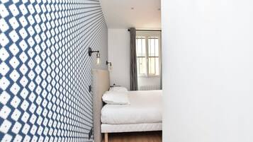 2 bedrooms, desk, iron/ironing board, WiFi