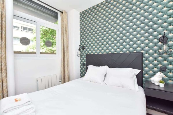 2 dormitorios, escritorio, tabla de planchar con plancha y wifi