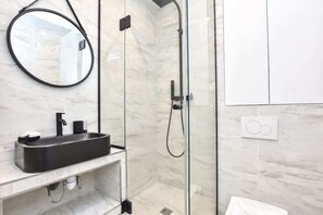 Douche, sèche-cheveux, serviettes fournies