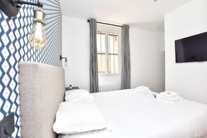 2 室のベッドルーム、デスク、アイロン / アイロン台、WiFi