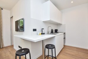 雪櫃、微波爐、焗爐、爐具