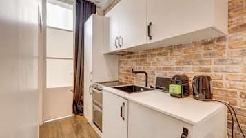 Réfrigérateur, four, plaque de cuisson, cafetiÚre/bouilloire