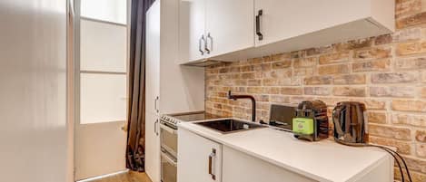 Fridge, oven, stovetop, coffee/tea maker