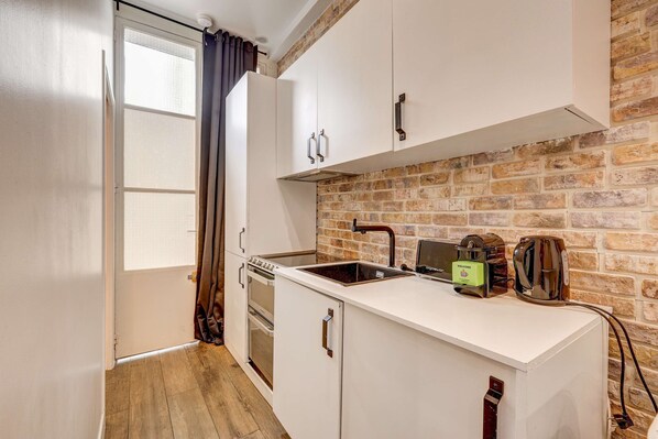 Fridge, oven, stovetop, coffee/tea maker