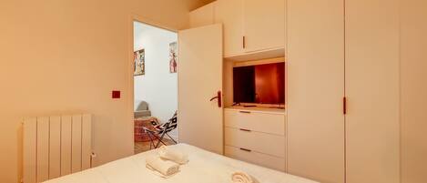 4 habitaciones, escritorio, tabla de planchar con plancha y wifi