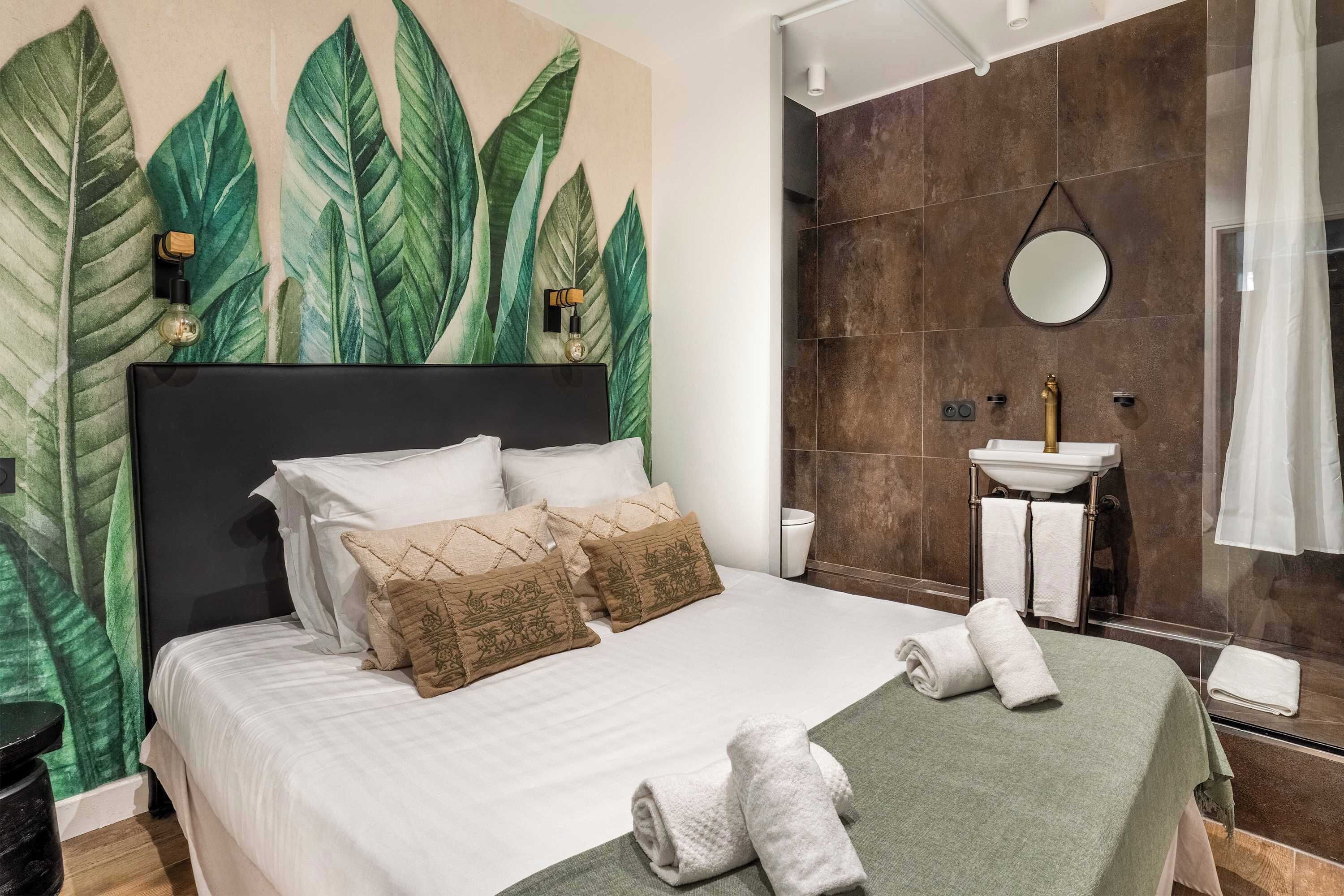 4 bedrooms, desk, iron/ironing board, WiFi