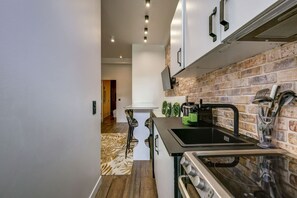 Refrigerador, horno, parrilla de estufa y cafetera y tetera 