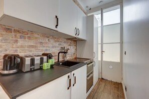 Réfrigérateur, four, plaque de cuisson, cafetière/bouilloire