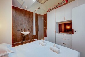 Douche, séchoir à cheveux, serviettes fournies