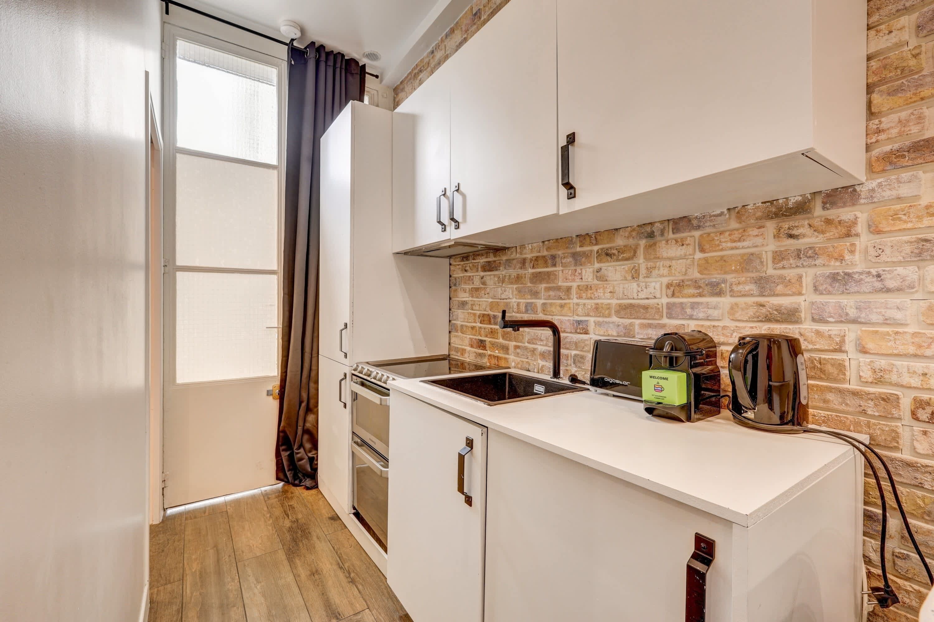 Fridge, oven, stovetop, coffee/tea maker