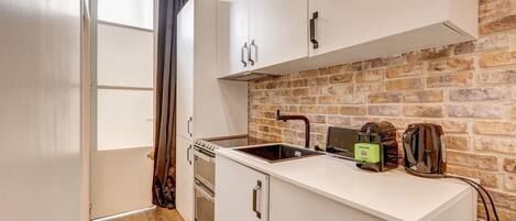 Fridge, oven, stovetop, coffee/tea maker