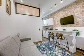 TV - Comfortable 2BD/2BTH by Gare de Lyon! (Paris)