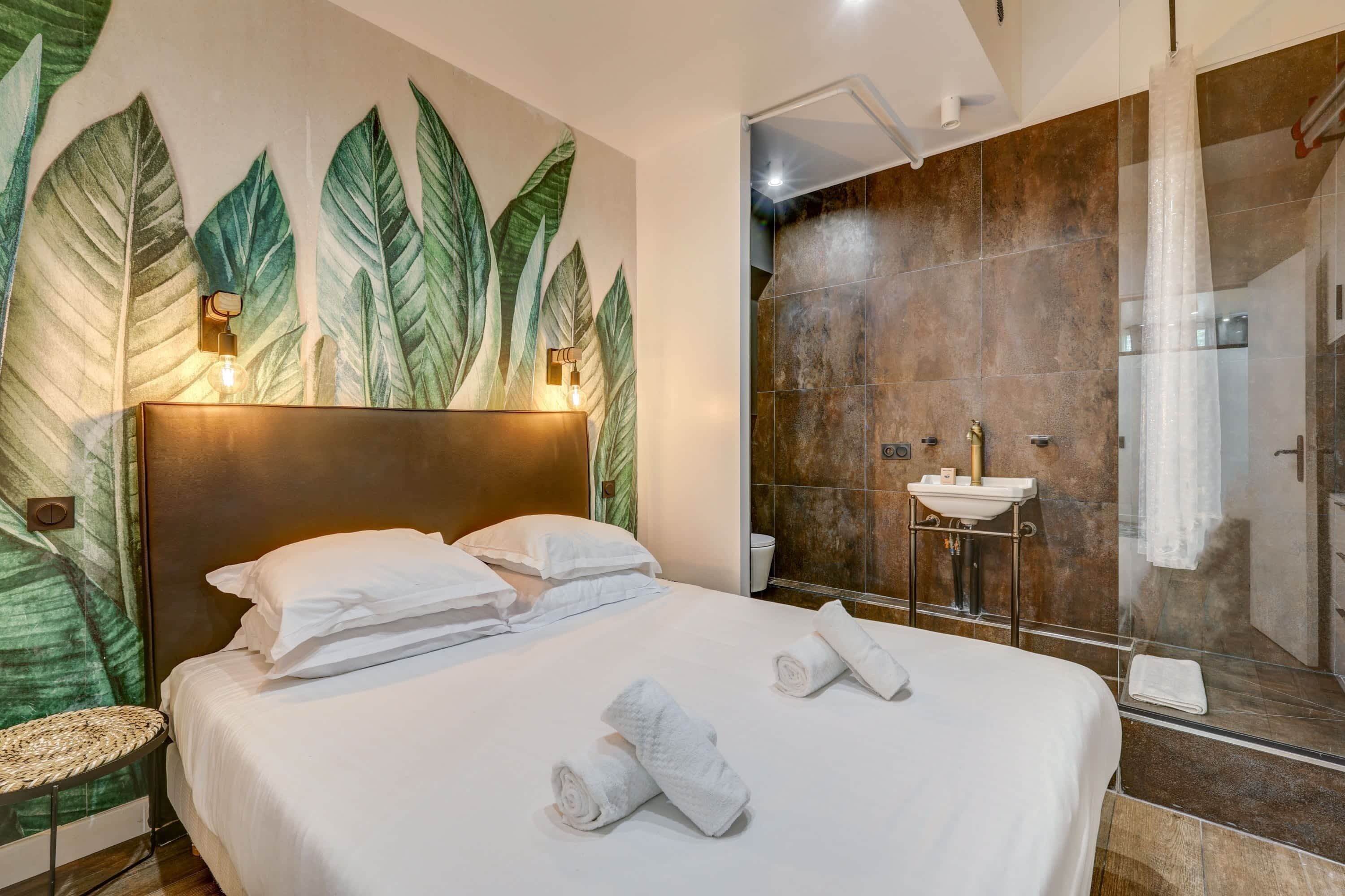 2 bedrooms, desk, iron/ironing board, WiFi