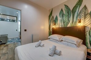 2 bedrooms, desk, iron/ironing board, WiFi