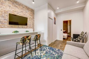 TV - Comfortable 2BD/2BTH by Gare de Lyon! (Paris)