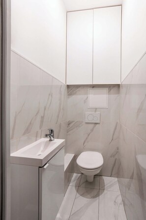 Shower, hair dryer, towels - Bastille Voltaire with garden 3BD for 8 guests (Paris)