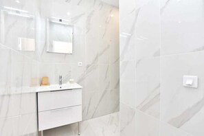 Douche, sèche-cheveux, serviettes fournies