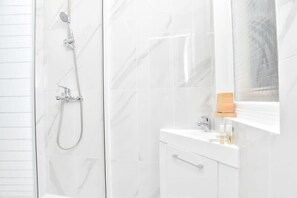 Douche, sèche-cheveux, serviettes fournies
