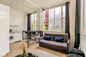 Interior - Bastille Voltaire with garden 3BD for 8 guests (Paris)