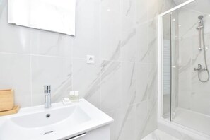 Douche, sèche-cheveux, serviettes fournies