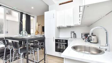 Réfrigérateur, micro-ondes, four, plaque de cuisson