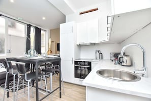 Réfrigérateur, micro-ondes, four, plaque de cuisson