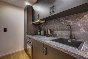 Fridge, microwave, oven, stovetop - Sacré-Coeur - Montmartre modern and renovated (Paris)