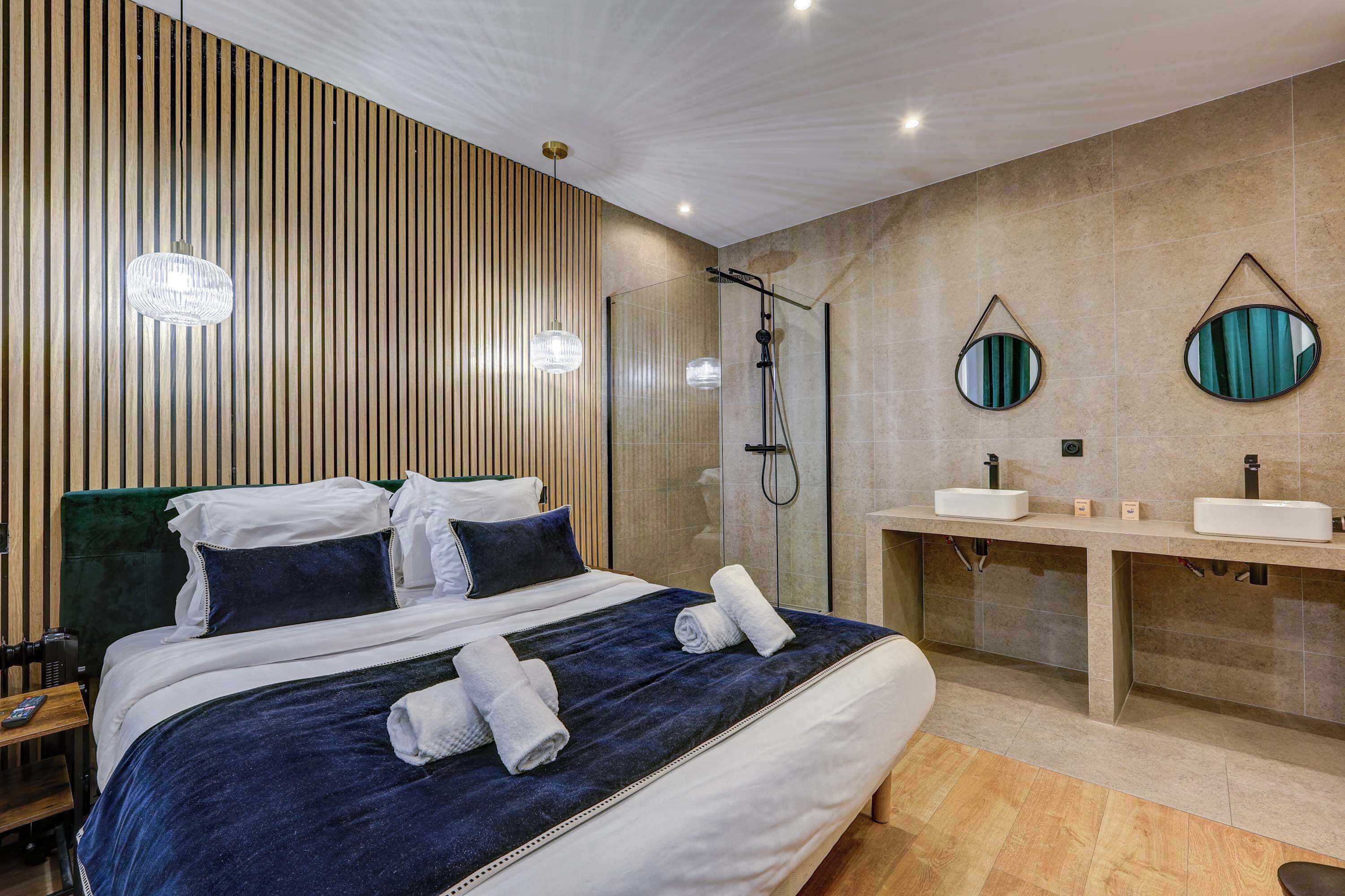 2 bedrooms, desk, iron/ironing board, WiFi