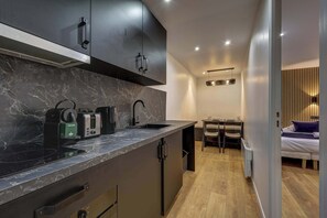 Fridge, microwave, oven, stovetop - Sacré-Coeur - Montmartre modern and renovated (Paris)