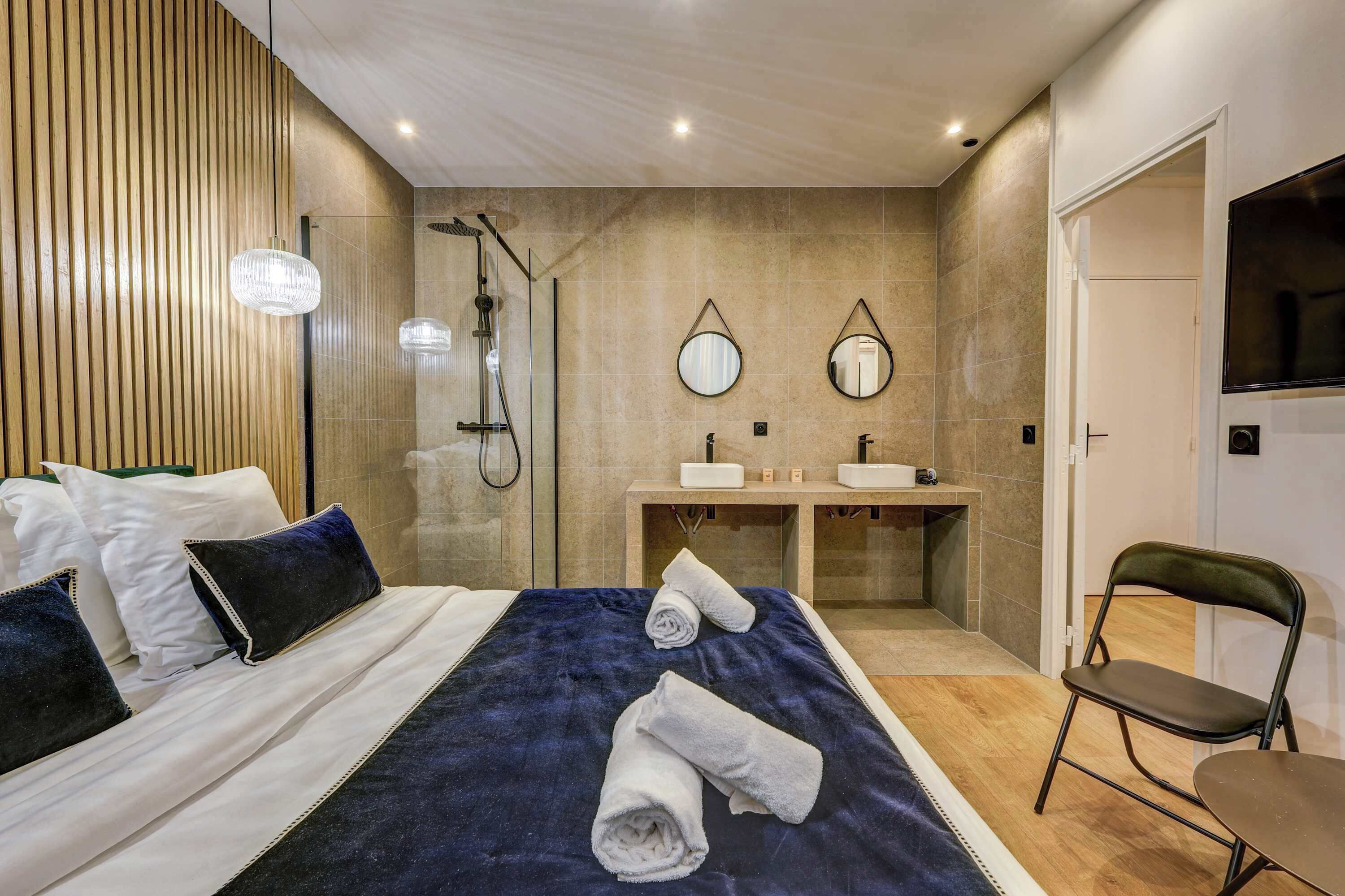 2 bedrooms, desk, iron/ironing board, WiFi