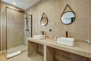 Shower, hair dryer, towels