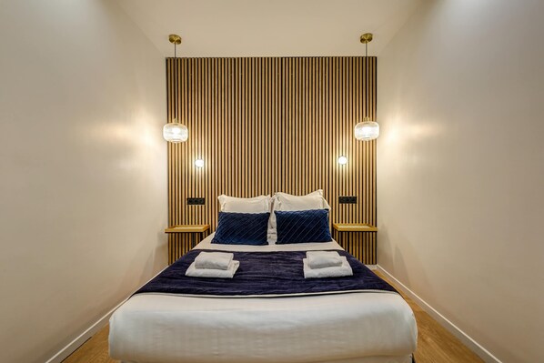 1 dormitorio, escritorio, tabla de planchar con plancha y wifi