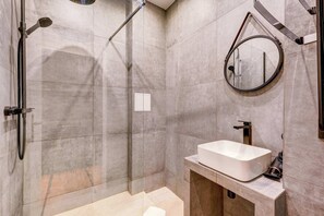 Ducha, secador de pelo y toallas