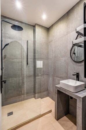 Een douche, een haardroger, handdoeken