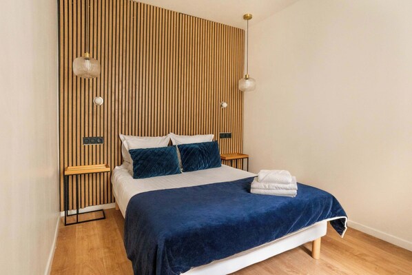 1 slaapkamer, een bureau, een strijkplank/strijkijzer, wifi