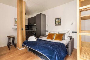 1 slaapkamer, een bureau, een strijkplank/strijkijzer, wifi