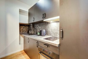 Frigorífico, microondas, horno y placa de cocina