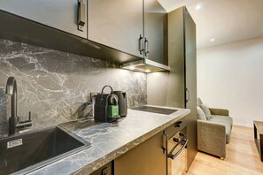 Frigorífico, microondas, horno y placa de cocina