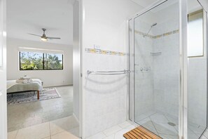 Chuveiro, secador de cabelo, toalhas de banho 