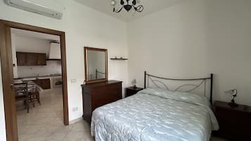 1 sovrum, strykjärn/strykbräda och sängkläder