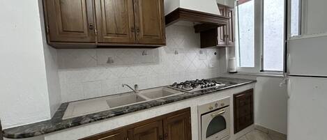 Oven, stovetop, cookware/dishes/utensils, spices