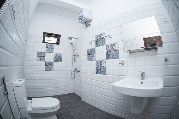 Shower, hair dryer, bidet, towels - Sea Yo Villa - Hikkaduwa (Hikkaduwa)