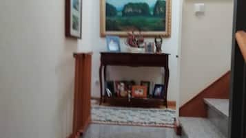 Zimmer, 1 Schlafzimmer, Balkon, Stadtblick | Flur
