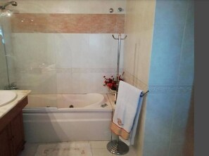 Kamar, 1 kamar tidur, balkon, pemandangan kota | Fasilitas kamar mandi