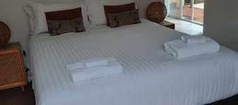 Enjoy the serenity! Entire villa within walking distance of Middleton Beach.  